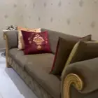 كنب ثلاثه قطع مع ثلاثه كراسي و مخدات