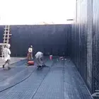 عوازل من الأمطار علي الأسطح والھناجر والقرف