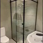 زجاج سكريت واجهات شاورات حواجز مكاتب قزاز شاور حاجز