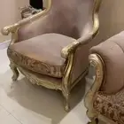 كنب كلاسيكي كبير مع طاولات