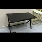 للبيع طاوله قيمينق الون السود جديده