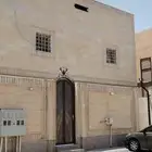 للبيع بيت دورين منفصلين وملحق بحي الصواري مساحه 313 متر موقع
