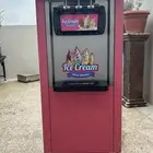 الة ايسكريم كبيرة ونظيفة