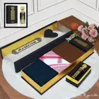 يحتوي صندوق الهدايا الرجالي الفاخر في الصورة على مجموعة من ا