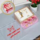 ساعة يد ذهبية اللون. طقم مجوهرات ذهبي يتكون من قلادة وأقراط