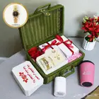 طقم مجوهرات ذهبي اللون (قلادة وأقراط وخاتم) معروض في علبة بي