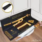 يحتوي الصندوق الفاخر الموضح في الصورة على مجموعة من الهدايا