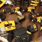 مجموعة من دريلات ديوالت و بطاريات الأصلية ومفك البراغي