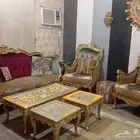 كنبة طويلة و2كراسي مفردة و4 طاولات مربعة واحدة مستطيلة وواحد