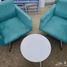 كرسيا مع طاولة صغير مستخدم نظيف
