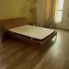 سرير للبيع خشب نظيف جدا مع مرتبه. ممتازه براند معروف