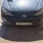 لوحة على سيارة بيجو