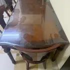 طاوله طعام فيها ثمانيه كراسي