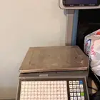 ميزان إلكتروني للمواد شبه جديد