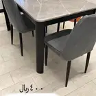 طاولة طعام فيها خدش في طرفها والباقي سليمه وفرشة للطاولة