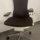 للبيع كرسي هيرمان ميلر ايمبودي نظيف