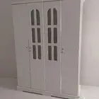 دولاب خشب ابيض واثنين سرير مفرد نظيف