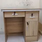 2 مكتب أطفال و دولاب و 2 كرسى مكتب سجادة