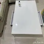 طاولة بيضاء قزاز