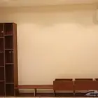 طاولة تلفزيون مع دولاب جانبي