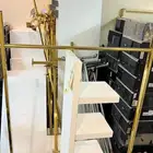 ديكور محل عبايات استيل لون ذهبي نظيف