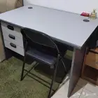 مكتب كبير مع كرسي