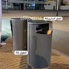 علب القمامة الصناعية مثبتة على عمود معدني تثبت على الجدار