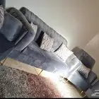 كنب مع طاولة كبيرة وطاولة صغيرة