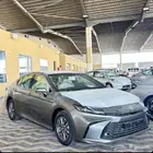 تويوتا كامري فئة E بنزين جنوط سعودي اسود ورمادي( 2025 )