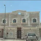 بيت وشقتين للبيع