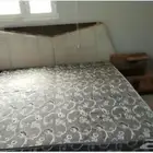 سرير بدون مرتبه وثنتين كومنتات وتسريحه للبيع المستعجل