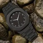 ساعة كربون سوداء وبعقارب وارقام بيضاء