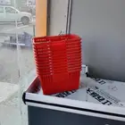 رفوف وطاولة كاشير و عربيات وسلال يدويه