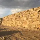 بناء جدران الحجر كماهو بالصورة بعسير