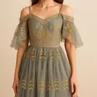 فستان للسهرات مطرز بنقوش ذهبية