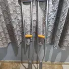 عكاز للبيع ب 100 ريال و في عكاز خشبي ب 120 ريال