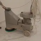 جلي وتنظيف البلاط والسيراميك للعمل وليست للبيع