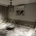 مجلس ارضي نظيف مع 5 طاولات خدمة