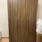 ثلاث أبواب دولاب جديد وخشبي بألوان مختلفة وتصاميم جميلة