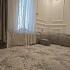 مجلس ارضي نظيف مع ستارة وفرشه