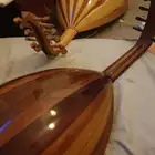 تعليم عود فالخبر لدي العود والمكان وبعد شهر تعزف كذا أغنيه و
