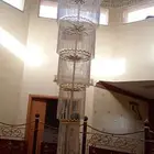 ثريا كبيره. طولها حوالي اربع متر