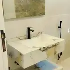 سباك كهربائي مبلط