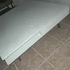 طاولة بيضاء تحتاج بويا