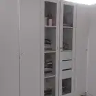 اثاث استخدام نضيف وغرفة نوم بيضا