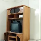 دولاب كتب و تلفزيون قديم