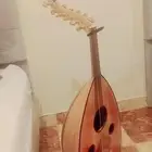 عود مصري تعليمي فيه كسر خفيف واثنين من الاوتار مقطوعه