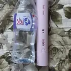 سرميك وردي صغير بحجم علبة مويه ينشحن بس تخلص بطاريته بسرعه