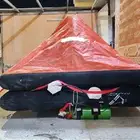 قارب إنقاذ قابل للنفخ على السوم