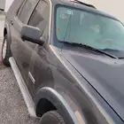 سيارة فورد إكسبلورر مع لوحة رمز قبلية اليزيدي